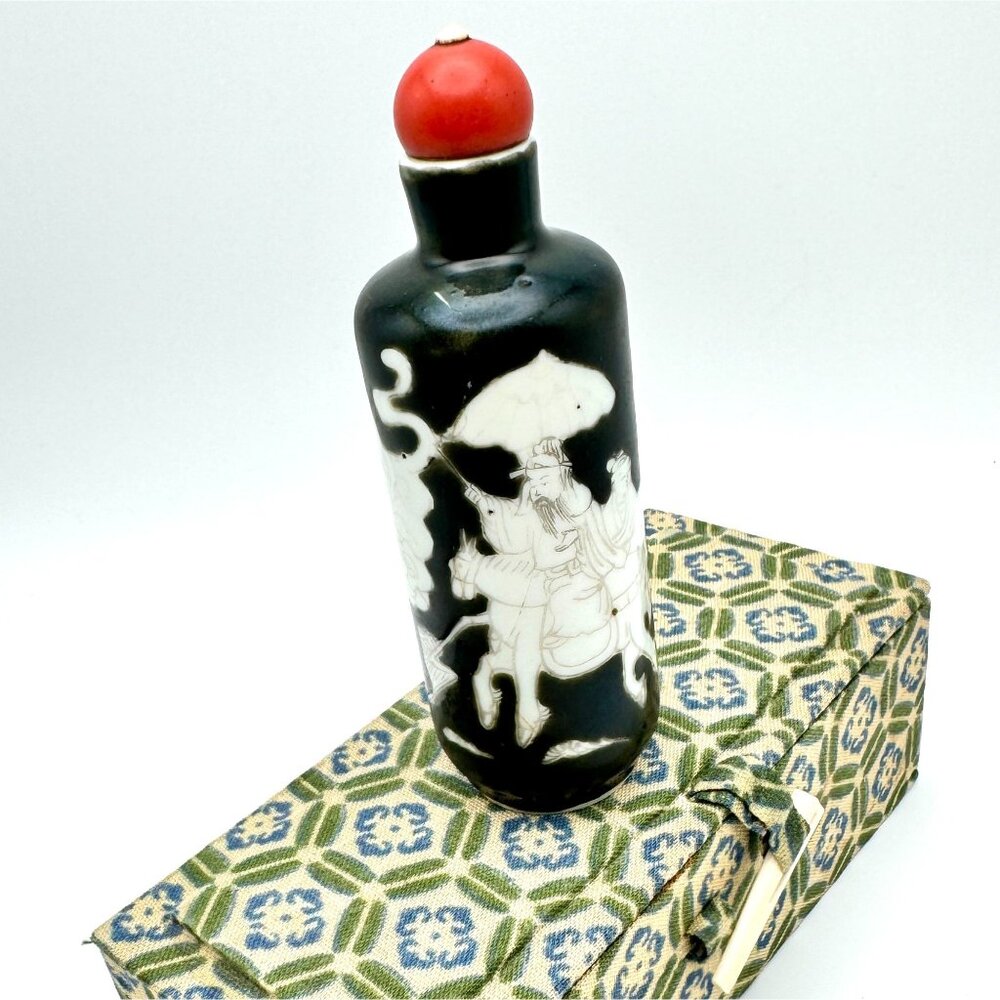 Antique 19th?  Century Chinese Snuff Bottle Black and White en grisaille with fi